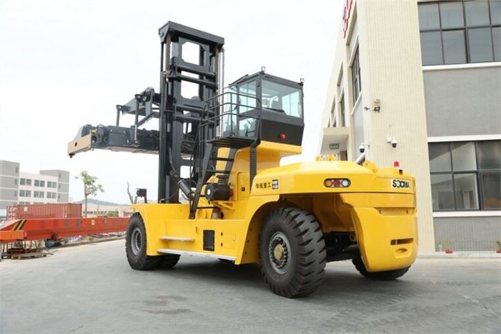 45 Ton Forklift With Stacker Handling Container